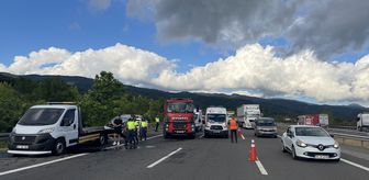 Anadolu Otoyolu'nda emniyet şeridinde meydana gelen kazada 4 kişi yaralandı