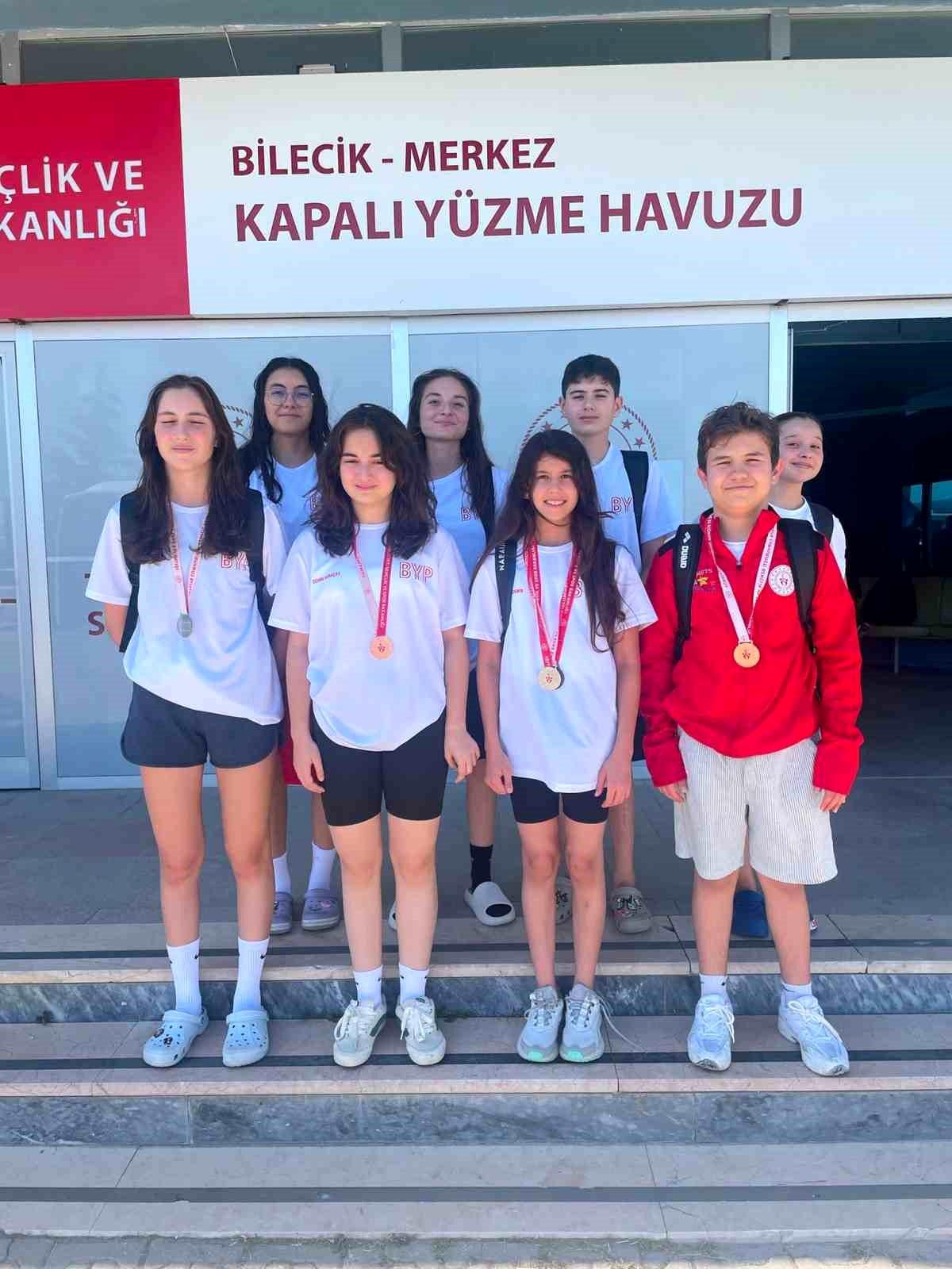 Bilecikli yüzücüler madalya töreninde
