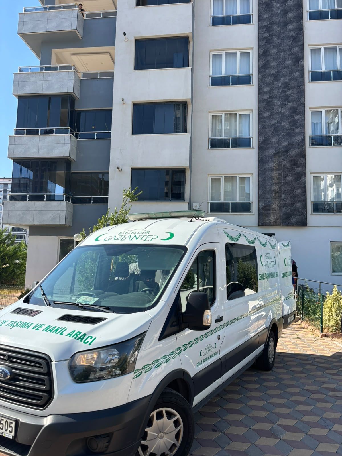 Gaziantep'te asansör kazasında hayatını kaybeden kadının cenazesinin çıkarılması.