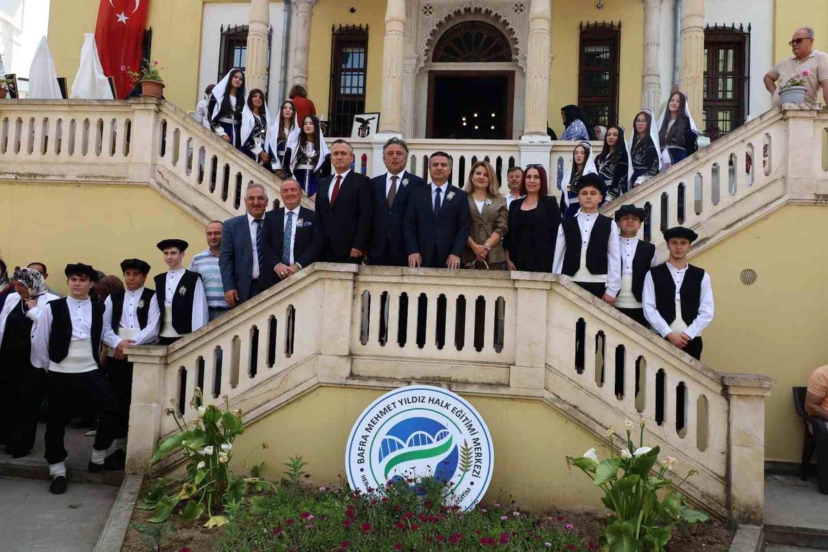 Bafra Mehmet Yıldız Halk Eğitimi Merkezi'nin Türkiye birinciliği ödülünü aldığı anı gösteren bir görsel.