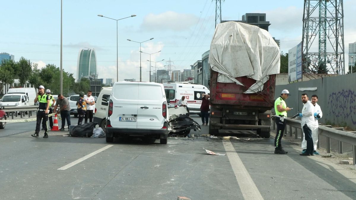Basın Ekspres Yolu'nda meydana gelen zincirleme kazanın ardından olay yeri