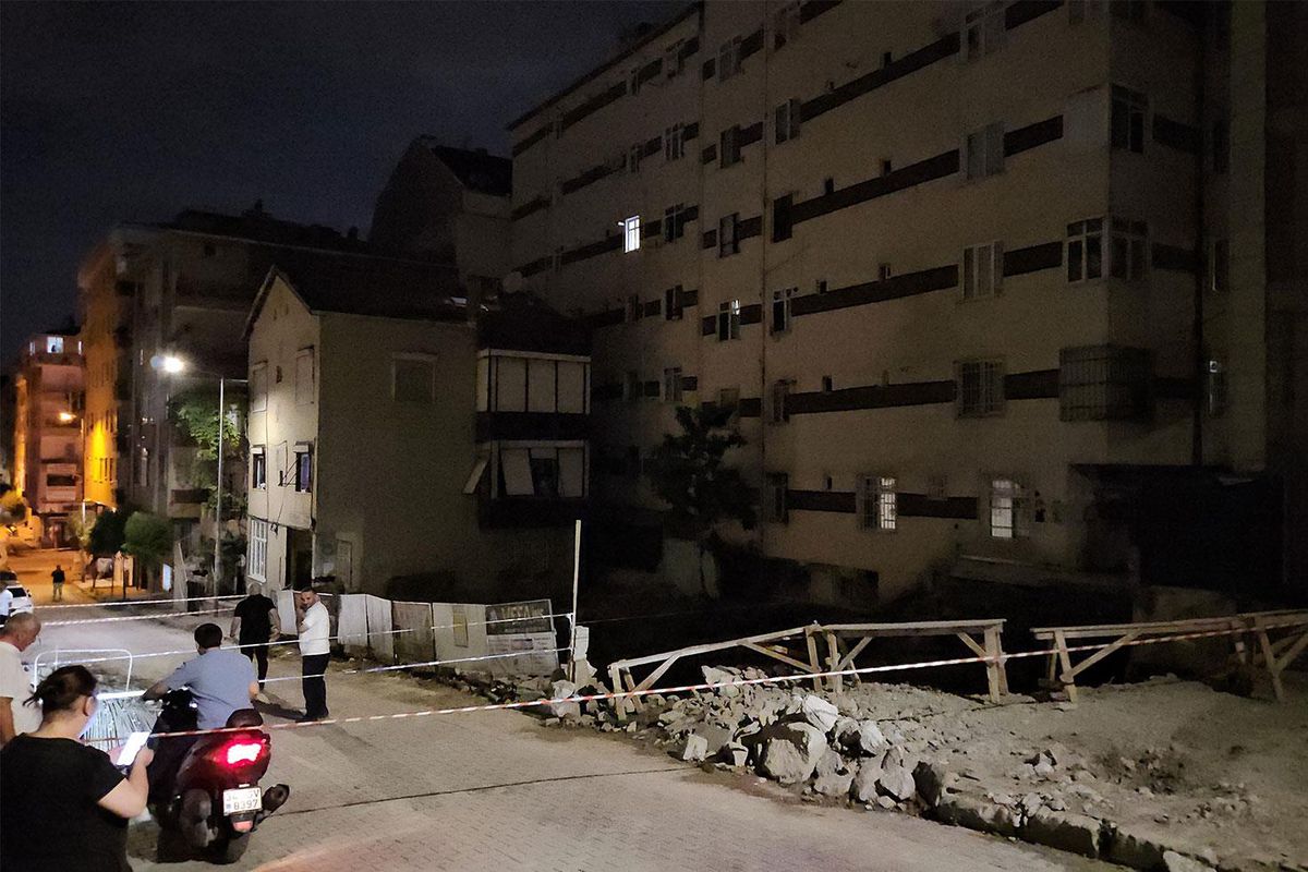 Kolonlarından çatlama sesi gelen 7 katlı bina tahliye edildi
