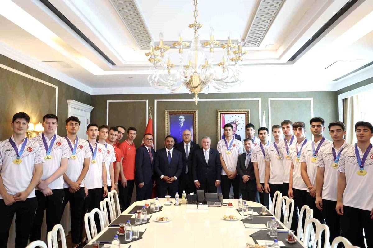 Bakan Bak: 'İstikrarlı başarılarla voleybol ülkesi haline geldik'