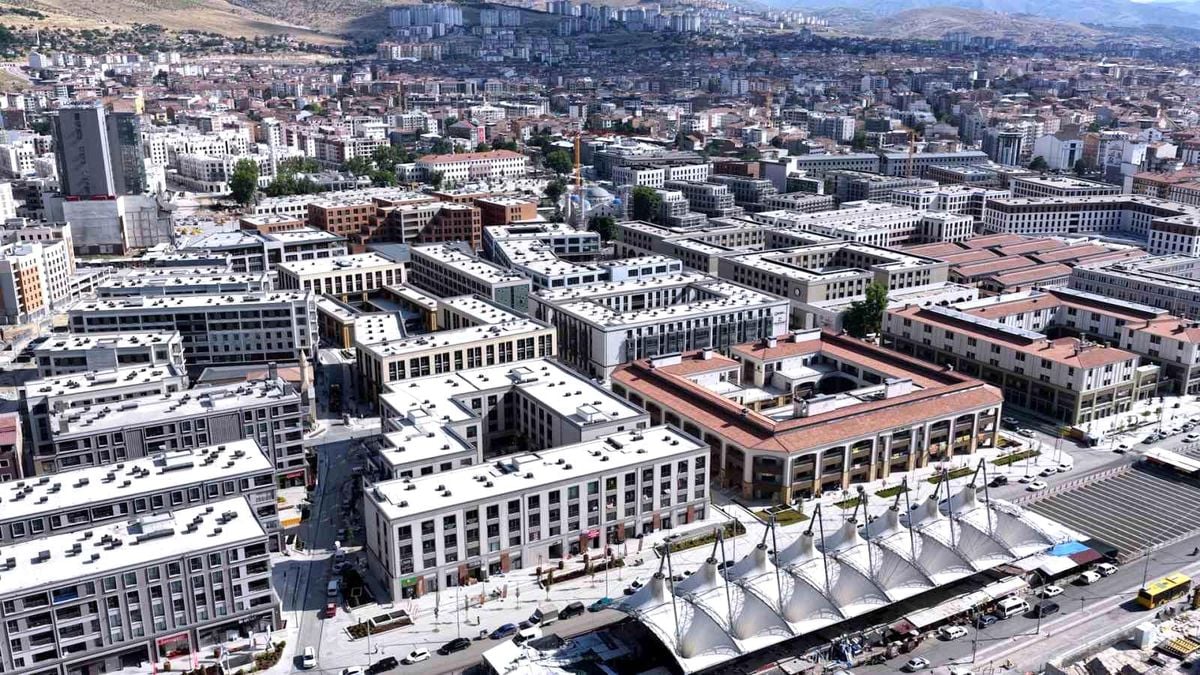 Bakan Kurum: 'Malatya'nın kalbi bakırcılar çarşımızda esnafımız kepenklerini açıyor'