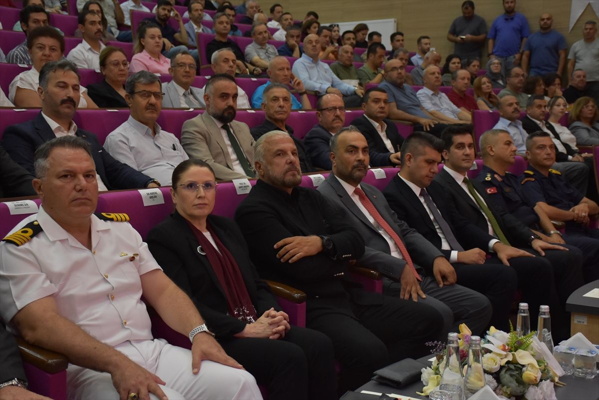 Mete Yarar bir konferansta konuşma yaparken