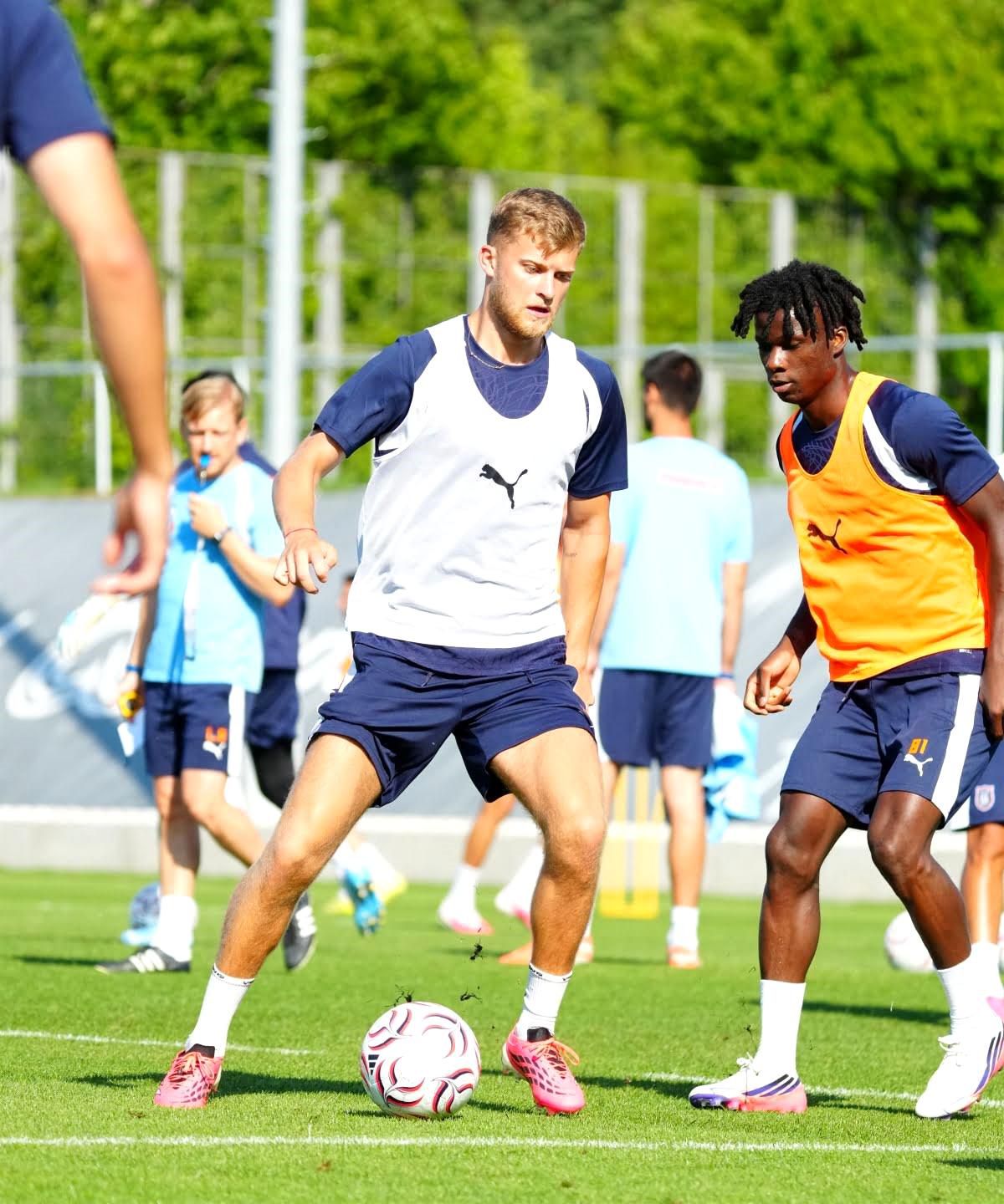 Başakşehirli futbolcular antrenman sahasında çalışıyor.