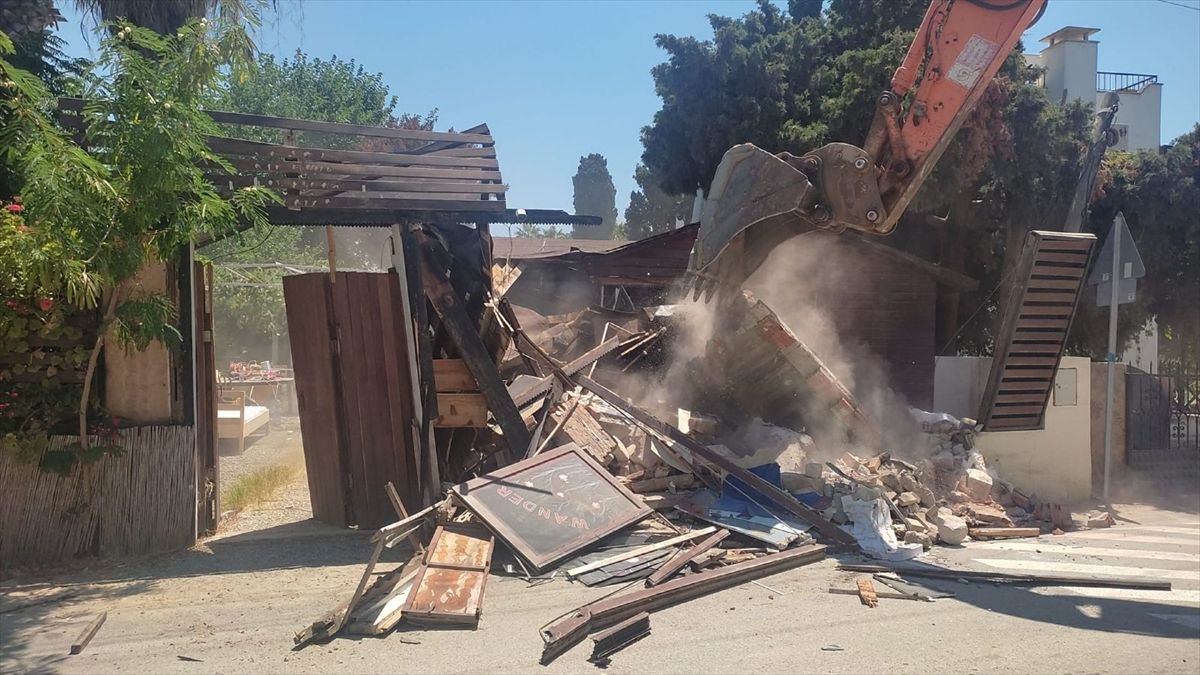 Bodrum'da sahile ulaşımı engelleyen kaçak yapılar yıkıldı