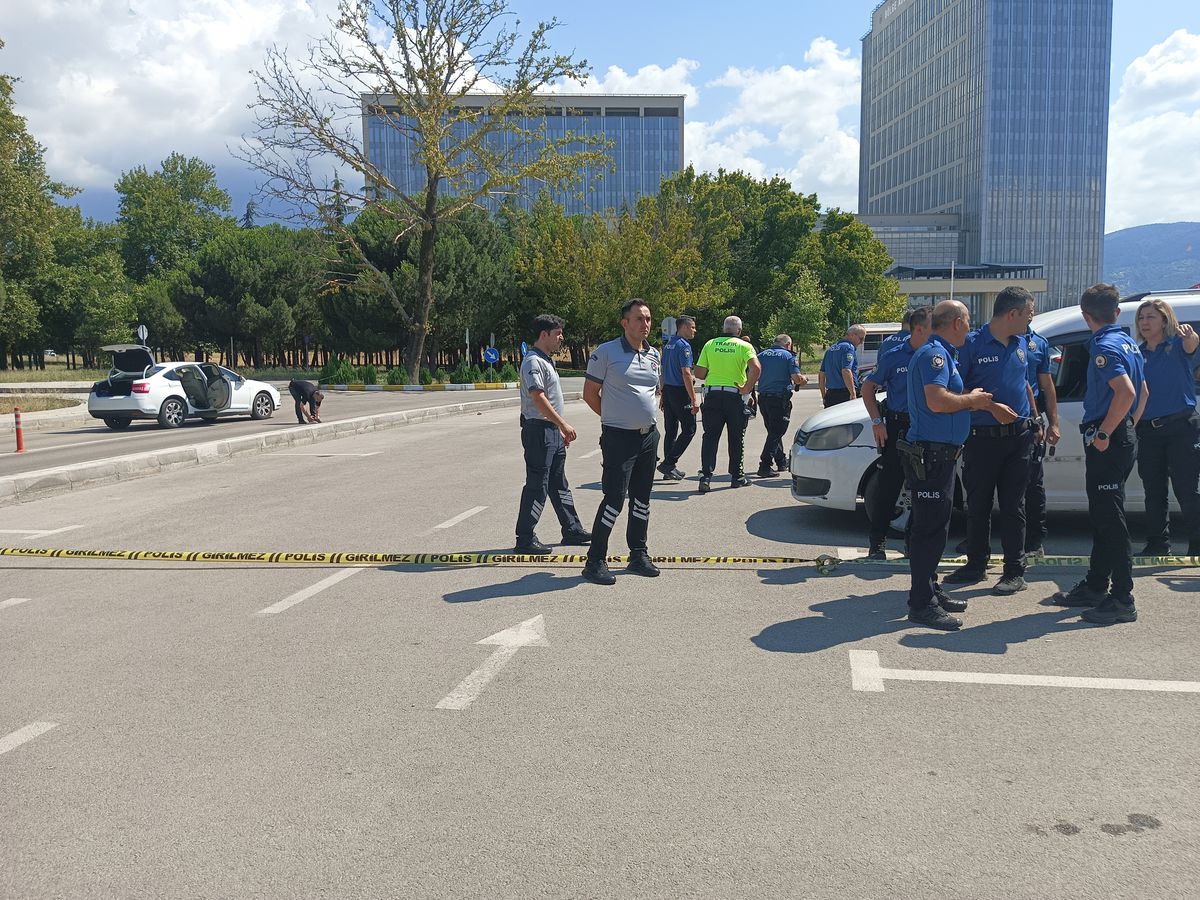 Bursa Adliyesi otoparkında boşanma davası sonrası çıkan silahlı kavgaya polis müdahale ediyor.