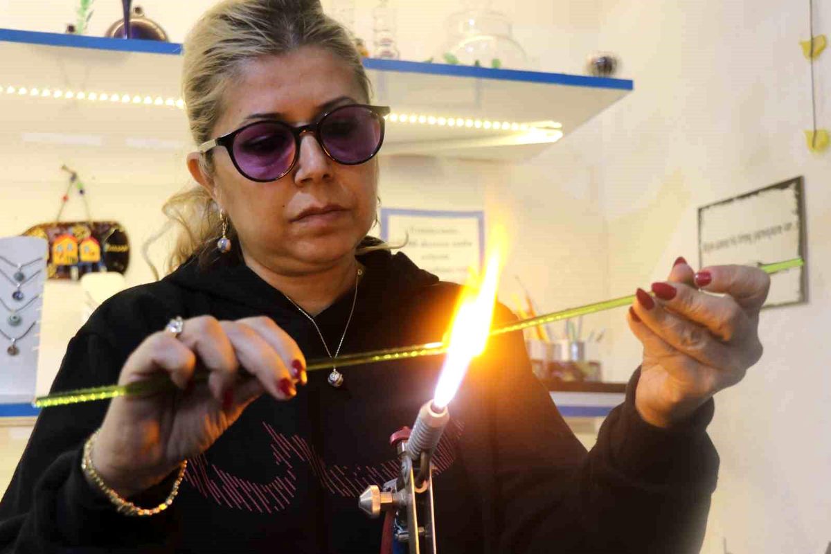 Buldan'da bin 200 derecelik ateşte camı sanata dönüştürüyor