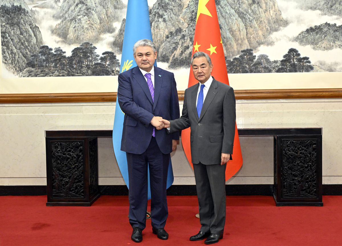 Çin ve Kazakistan Dışişleri Bakanları Beijing'de bir toplantı sırasında.