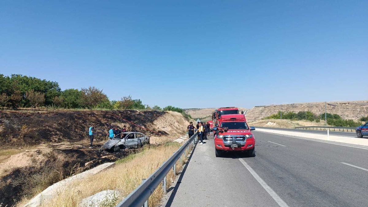 Malatya'da trafik kazası sonrası yanan otomobil