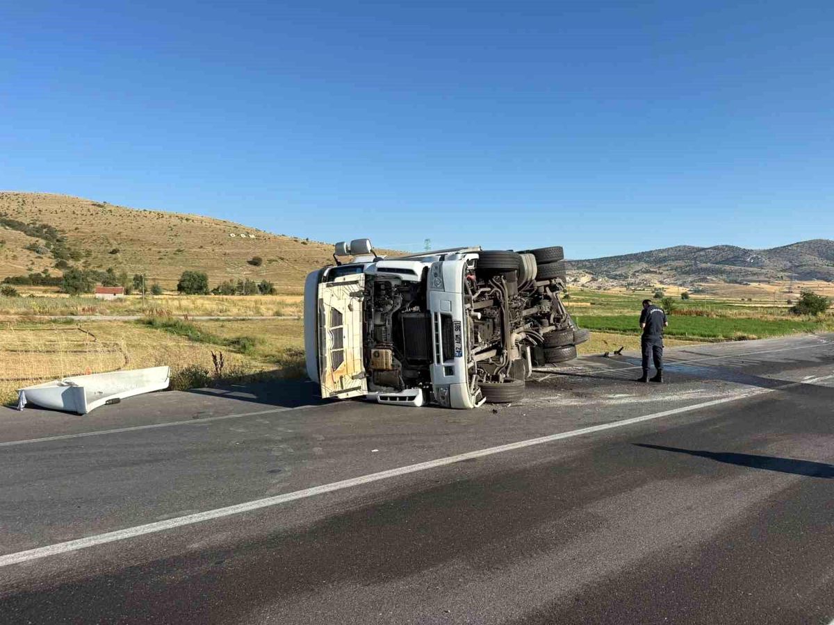 Devrilen tırın sürücüsü yaralandı