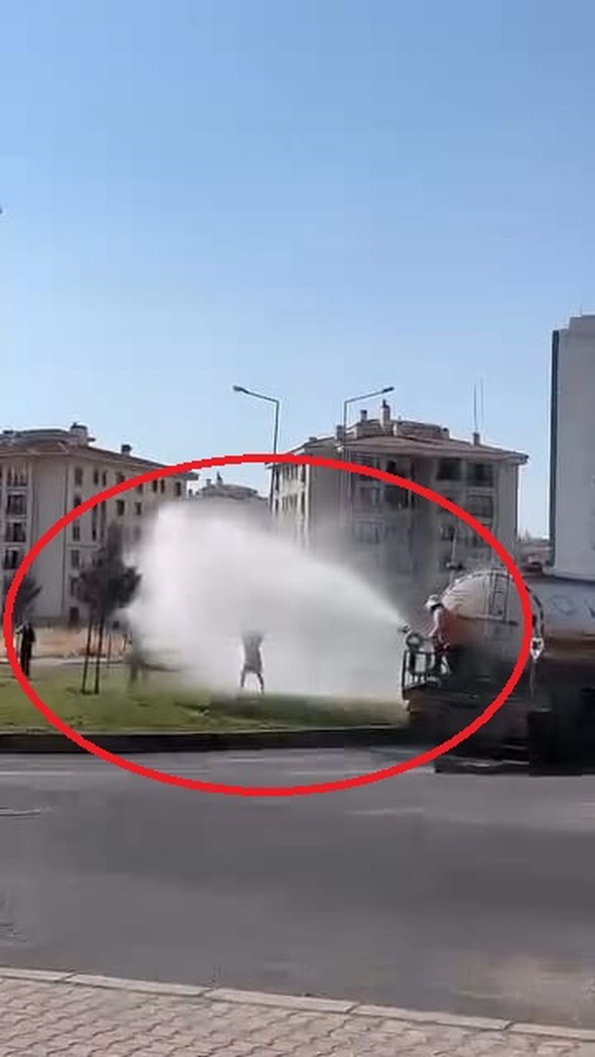 Diyarbakır'da 39 derecede çocuklar, belediye aracından püskürtülen suyla serinledi