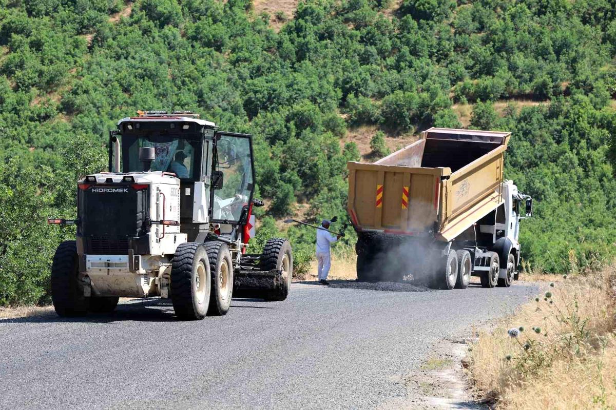 Elazığ'ın köy yollarında iyileştirme çalışmaları sürüyor