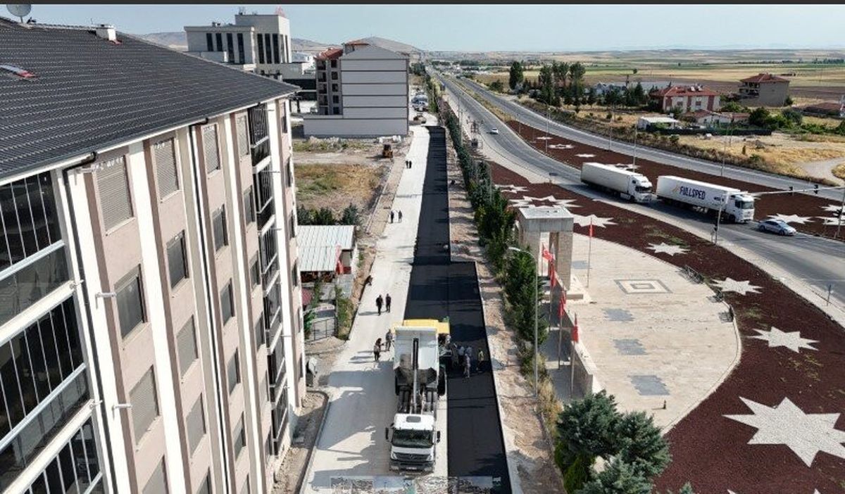 Emirdağ’da Sağlık Ulaşımına Büyük Yatırım: 1,5 Kilometrelik Hastane Yolunda Sıcak Asfalt Serimi Başladı
