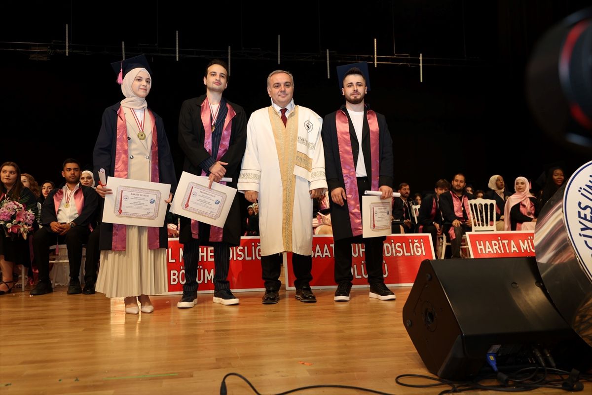 Erciyes Üniversitesi Mühendislik Fakültesi mezuniyet töreninden genel görünüm