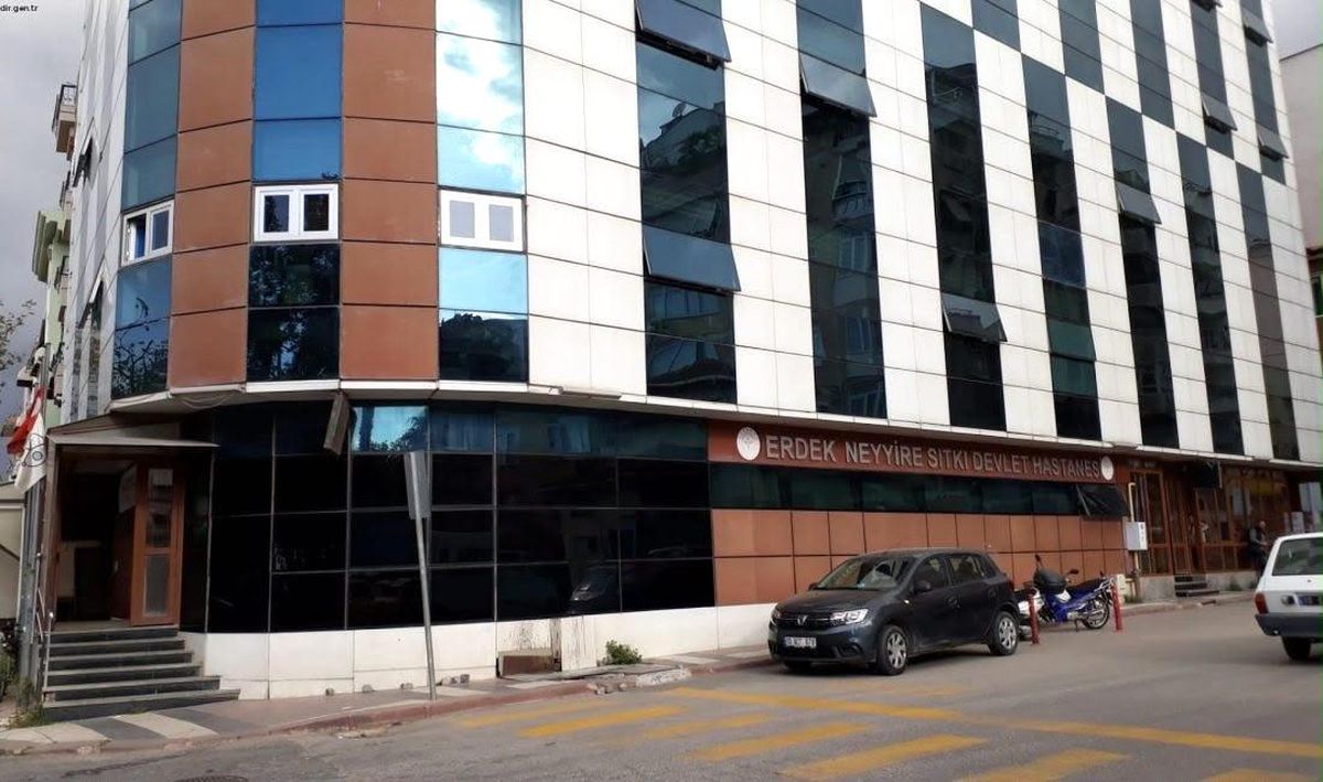 Erdek'te denizde boğulma tehlikesi geçiren ve kurtarılamayan kadının hastaneye kaldırıldığı anlar.