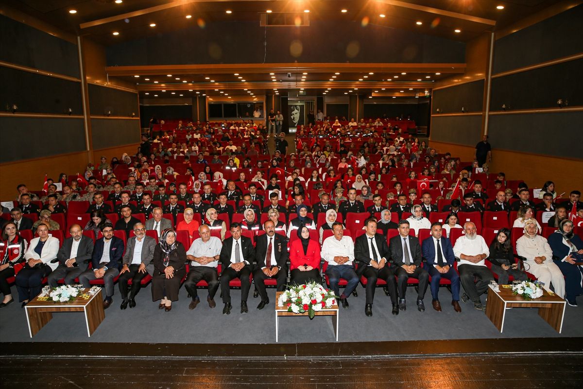 Korumadaki çocuklardan 15 Temmuz tiyatrosu