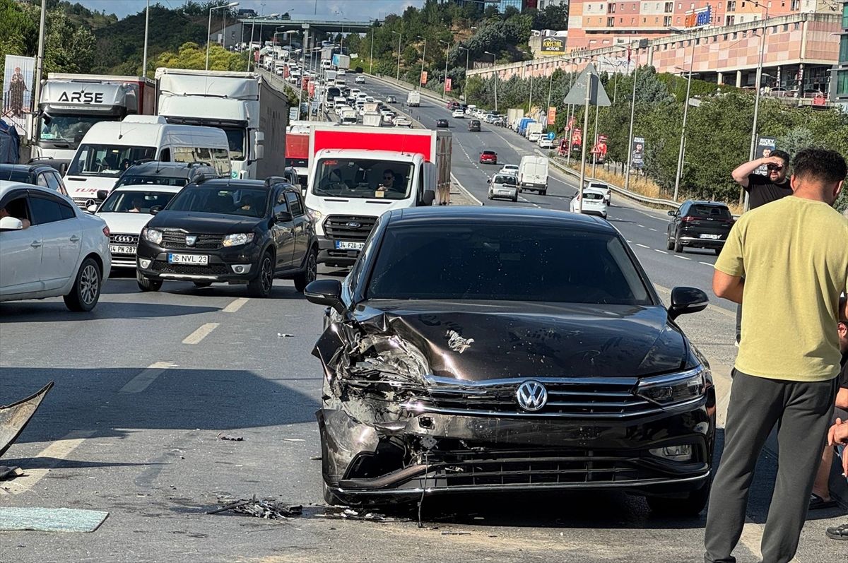 Esenler'de 5 aracın karıştığı zincirleme trafik kazasında 3 kişi yaralandı
