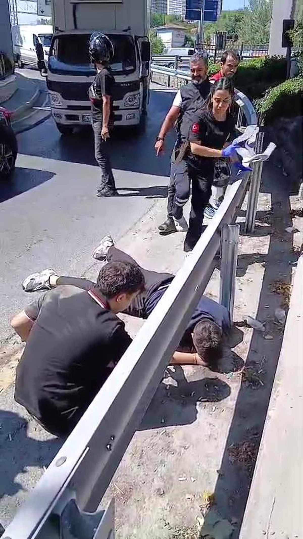 Esenler'de virajı alamayan motosiklet bariyerlere çarparak devrildi: 1 yaralı