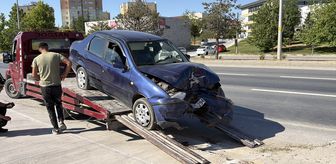 Eskişehir'de akaryakıt istasyonu tabelasına çarpan otomobilin sürücüsü yaralandı