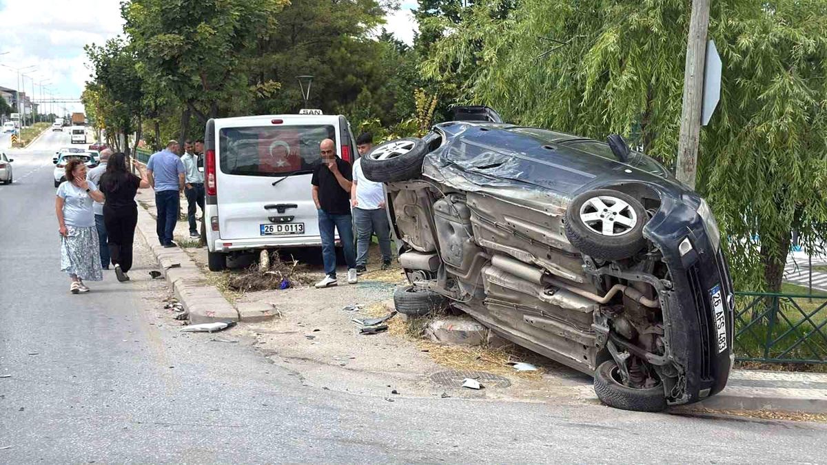 Eskişehir'de dolmuşun çarptığı otomobil yan yattı: 8 yaralı