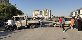 Eskişehir'de kamyonetle hafif ticari aracın çarpıştığı kazada 3 kişi yaralandı