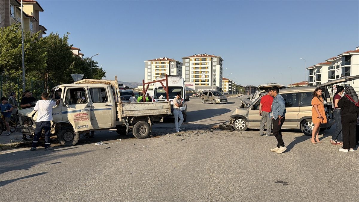 Eskişehir'de kamyonetle hafif ticari aracın çarpıştığı kazada 3 kişi yaralandı