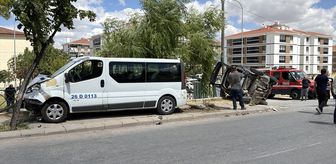Eskişehir'de minibüsle otomobilin çarpıştığı kazada 8 kişi yaralandı