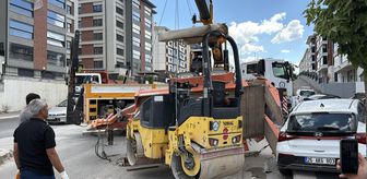 Eskişehir'de yol silindirinin otomobilin üzerine devrildiği kazada 2 kişi yaralandı