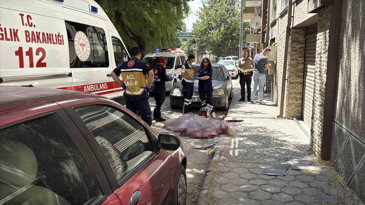 Eskişehirde 3'üncü kattan düşen 61 yaşındaki kadın hayatını kaybetti