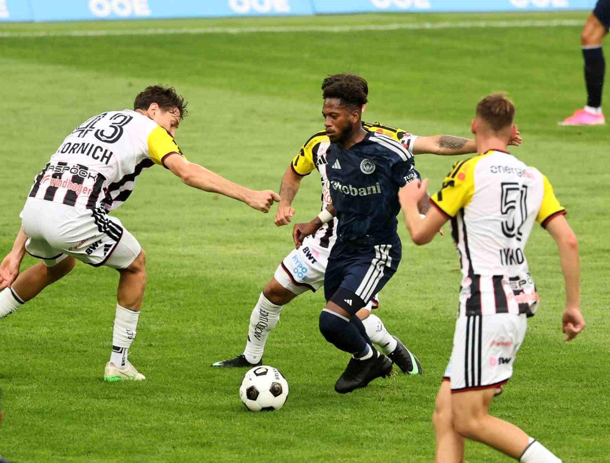 Fenerbahçe futbol takımı oyuncuları sahada mücadele ederken