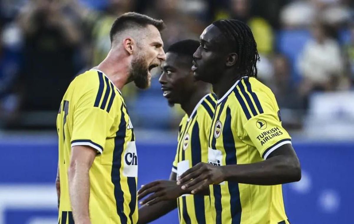 Fenerbahçe logosu ve Şampiyonlar Ligi kupası görseli.