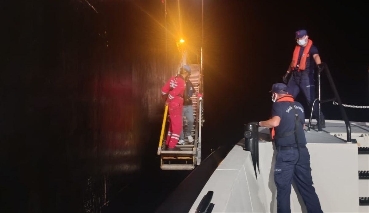 Fethiye açıklarında ticari gemide yaralanan kişiye tıbbi tahliye