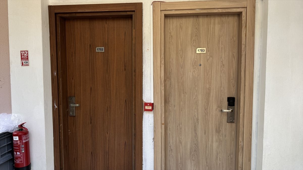Marmaris'te bulunan ve Cumhurbaşkanı Erdoğan'ın 15 Temmuz gecesi konakladığı otelin bir odası, darbe girişiminin izlerini taşıyan kurşun delikleriyle görülüyor.