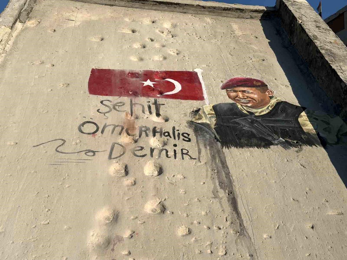 Filistinli sanatçılar tarafından Gazze'de bir enkaz duvarına çizilmiş Ömer Halisdemir resmi.