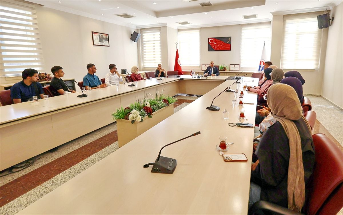 Filistinli tıp öğrencileri Gaziantep Üniversitesi'nde Rektör ile görüşüyor.