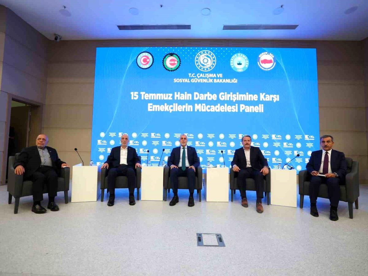 HAK-İŞ Genel Başkanı Mahmut Arslan konuşma yaparken