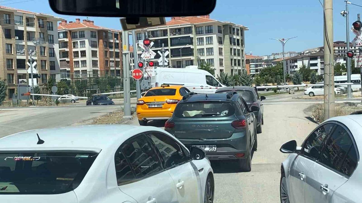 Elazığ'da kapanan bariyerlere rağmen hemzemin geçitten araçla geçmeye çalışan sürücüler.