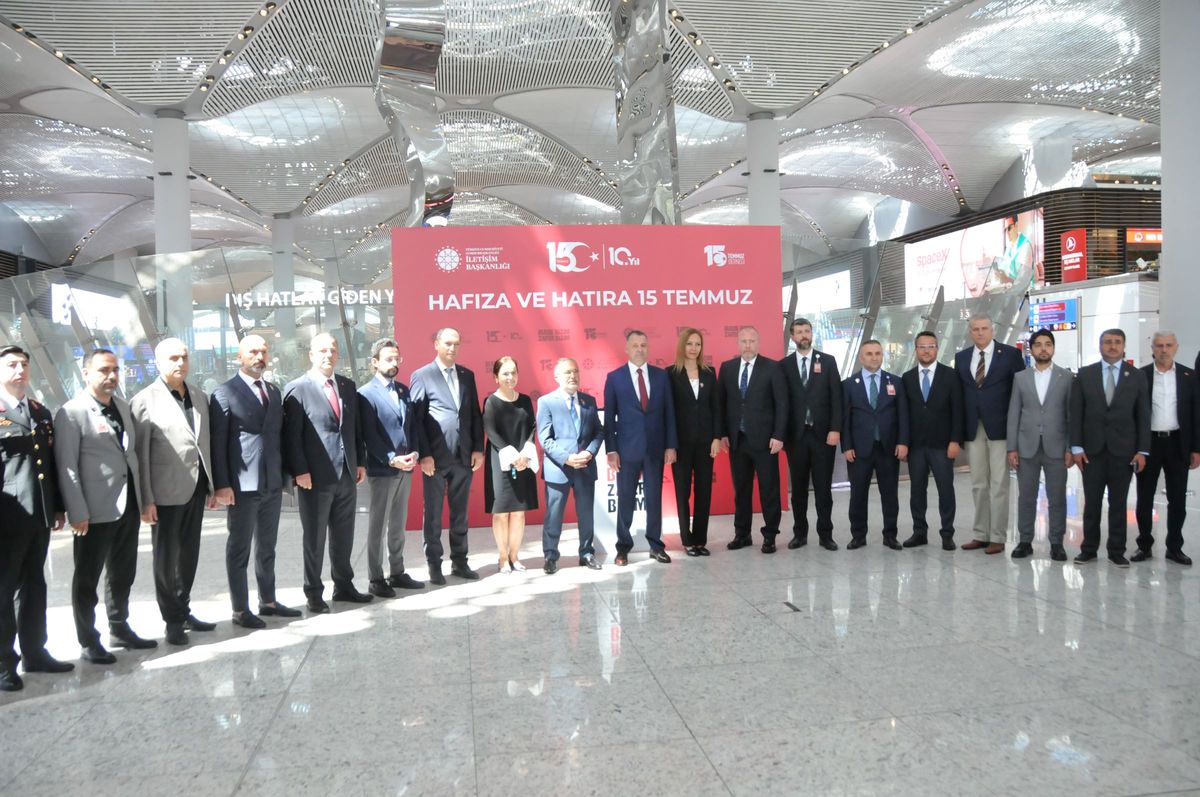 15 Temmuz darbe girişimini anlatan fotoğraf sergisi, İstanbul Havalimanı'nda açıldı.
