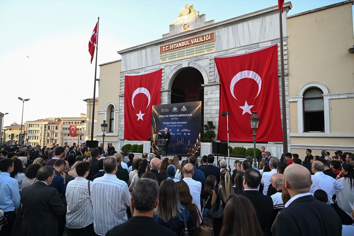 İstanbul'da LGS birincilerine ödül töreni