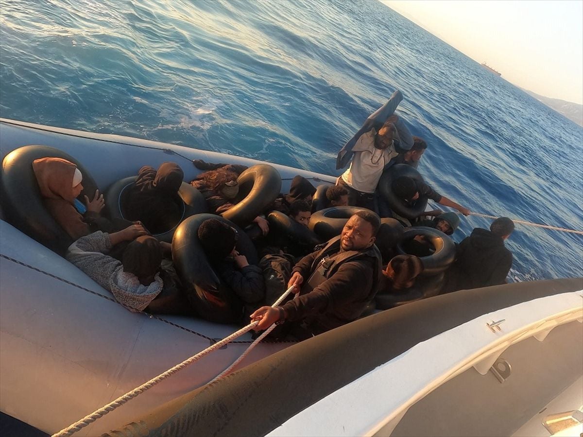 İzmir açıklarında 21 düzensiz göçmen kurtarıldı
