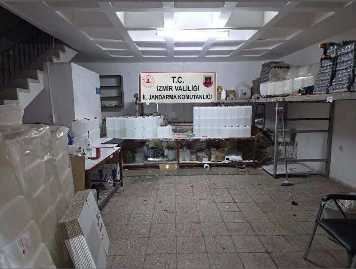 İzmir'de 15 Günde 2,5 Milyon TL'lik Kaçak Alkol ve Tütün Operasyonu