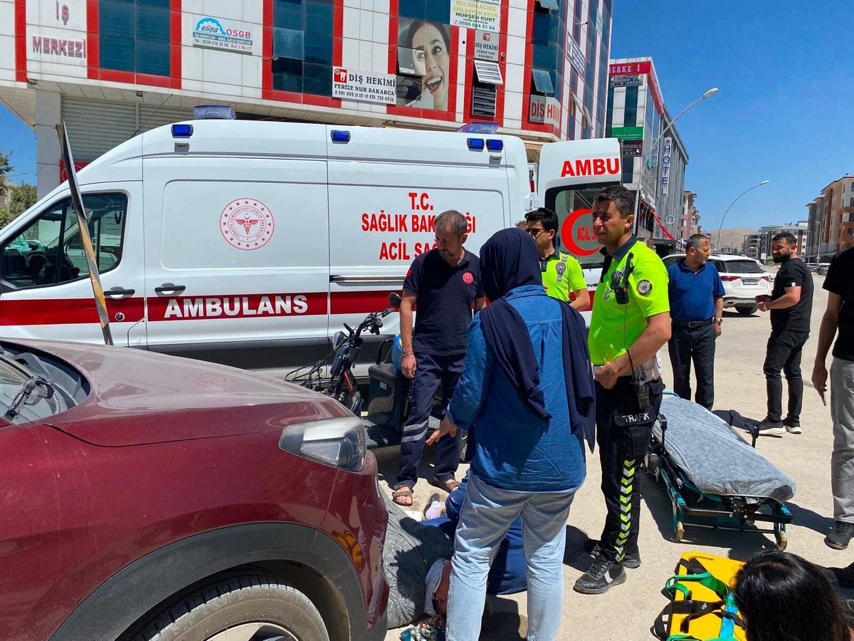Kahramanmaraş’ta elektrikli araç park halindeki otomobile çarptı: 2 yaralı