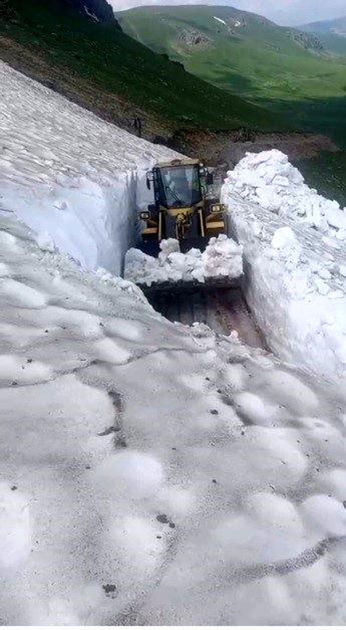 Kars'ta yaz ortasında iş makineleriyle 3 metreyi aşan kar kütleleri temizleniyor.