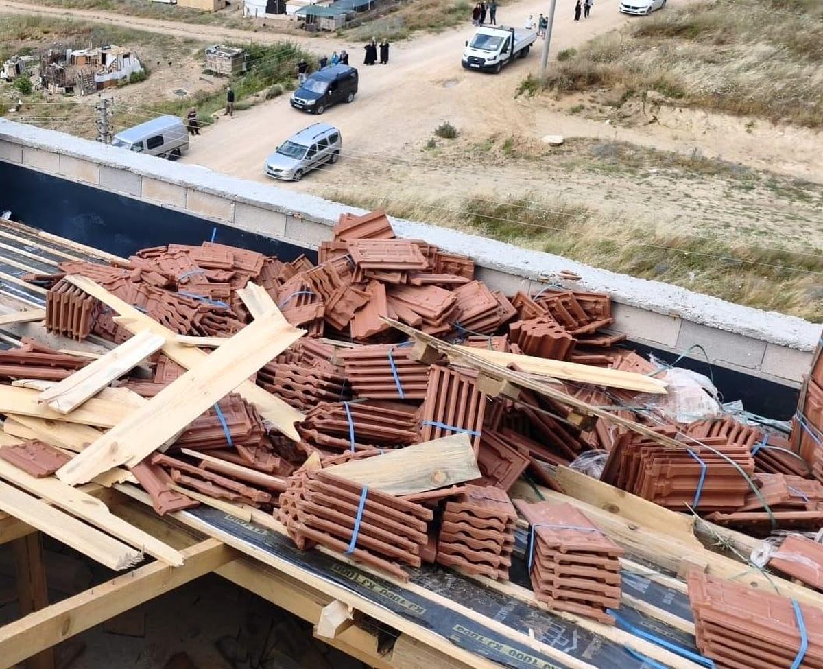 Kiremitlerin altında kalan 2 işçi yaralandı