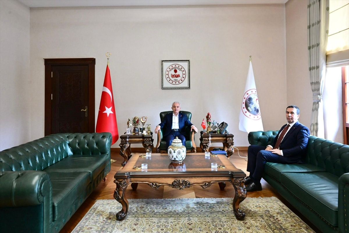 Kırklareli Valisi Uğur Turan, Lüleburgaz Kaymakamı Ayhan Işık ile makamında görüşüyor.