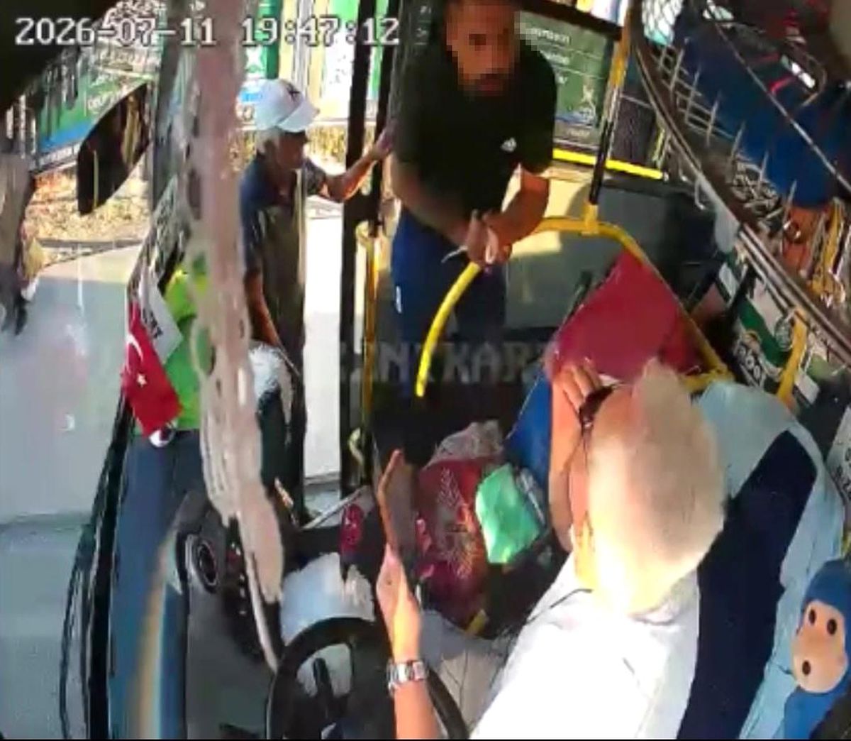 Kocaeli'de otobüs şoförünün zor anları kamerada: Böyle küfür ve tehdit etti