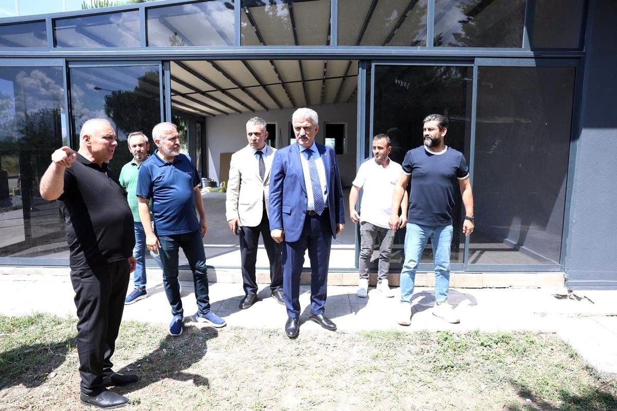 Düzce Valisi Mehmet Makas, Konuralp Meşale Spor Okulu inşaat alanında inceleme yaparken.