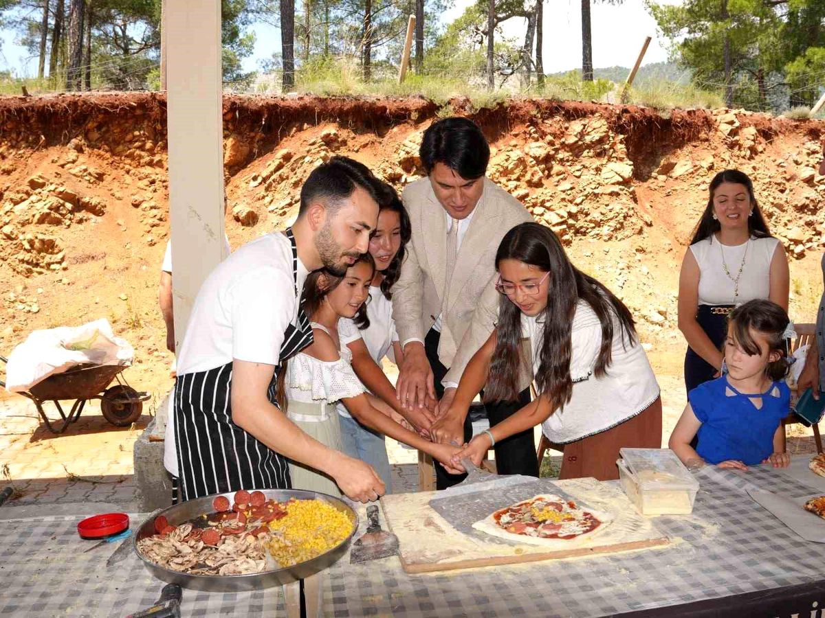 Köyceğiz'de 'Her Çocuğa Bir Dilim Mutluluk' projesi hayata geçirildi
